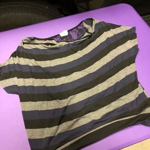 Crowl neck stripe and lace on upper back shirt